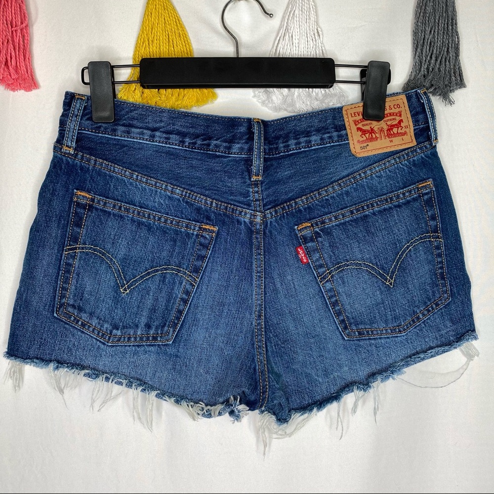 Levi’s High Rise Cherry Patch 501 Shorts Size 29 - Picture 3 of 7